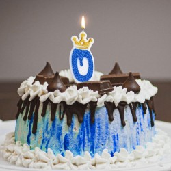 Świeczka urodzinowa brokatowa z koroną niebieska