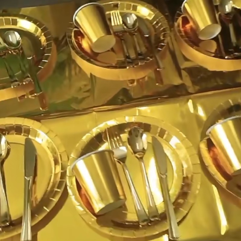 Kubeczki papierowe metaliczne złote