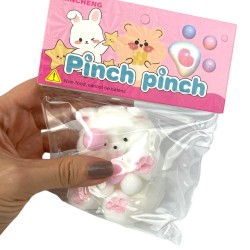 Gniotek kotek biały z różowymi łapkami i kuleczkami