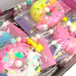 Squishy Donut Ciastko z Cekinami i Pomponami 7,5cm