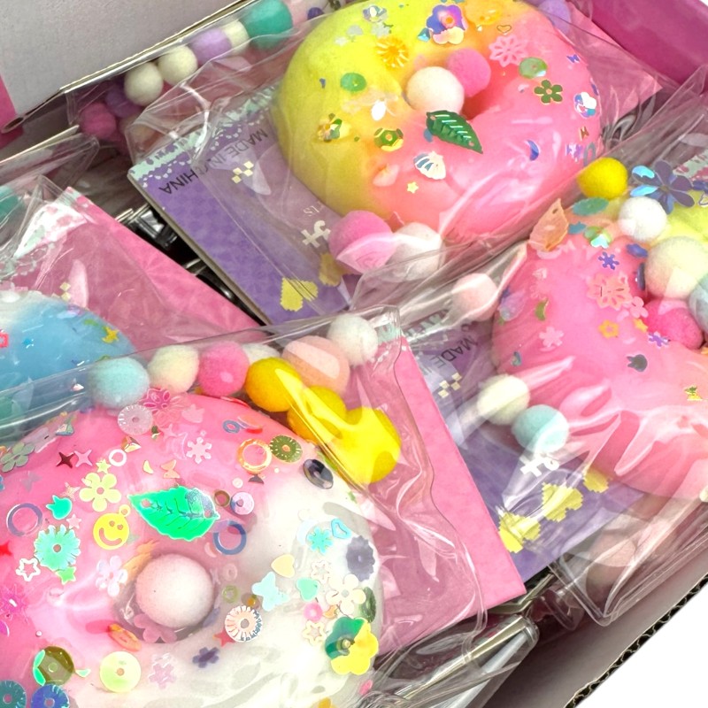Squishy Donut Ciastko z Cekinami i Pomponami 7,5cm