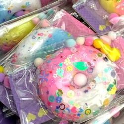 Squishy Donut Ciastko z Cekinami i Pomponami 7,5cm
