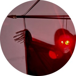 Czarny Kościotrup Duch dekoracja z dźwiękiem Halloween
