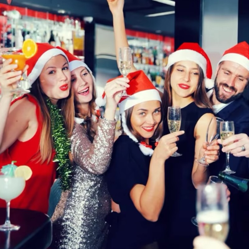 Świąteczna Czapka Mikołaja z Pomponem 1 szt.